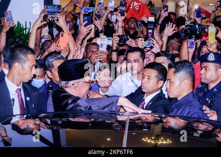 Kajang, Selangor, Malaisie. 24th novembre 2022. Anwar Ibrahim salue ses partisans tout en quittant une conférence de presse. Anwar Ibrahim a été nommé Premier ministre malaisien 10th par Yang di-Pertuan Agong Al-Sultan Abdullah RI'ayatuddin Al-Mustafa Billah Shah. Anwar Ibrahim a attendu 24 ans pour être le premier ministre. Des centaines de Malaysiens et de médias se sont réunis au Sungai long Golf and Country Club pour assister au moment historique. (Credit image: © Faris Hadziq/SOPA Images via ZUMA Press Wire) Banque D'Images