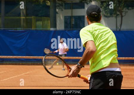 Leurs amis et leurs grands rivaux sur le terrain. Deux joueurs de tennis masculins sur le court. Banque D'Images
