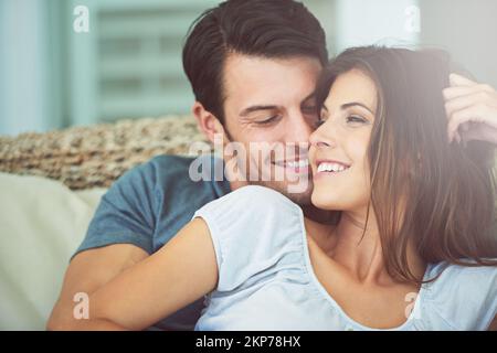 Pas d'ID de lieu plutôt que d'être à côté de vous. un jeune couple qui se coud à la maison. Banque D'Images