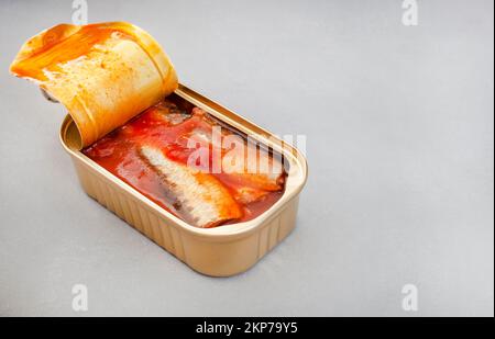 Sardines en conserve avec tomate sur une surface grise avec espace de copie Banque D'Images