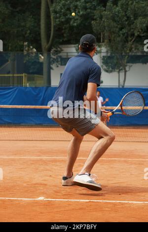 Leurs amis et leurs grands rivaux sur le terrain. Deux joueurs de tennis masculins sur le court. Banque D'Images