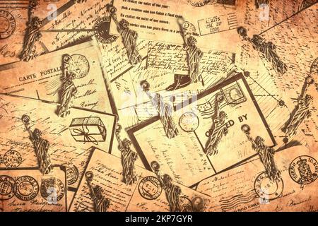 Scène de carte postale délavée sur des lettres manuscrites et des pendantes en statue de la liberté. Post de New York vintage Banque D'Images