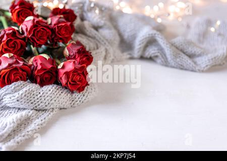 Fond festif pour la Saint-Valentin avec un bouquet de roses rouges, espace copie. Banque D'Images