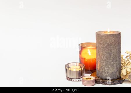 Bougies allumées sur un fond blanc isolé. Banque D'Images