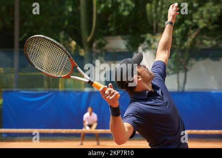 Leurs amis et leurs grands rivaux sur le terrain. Deux joueurs de tennis masculins sur le court. Banque D'Images