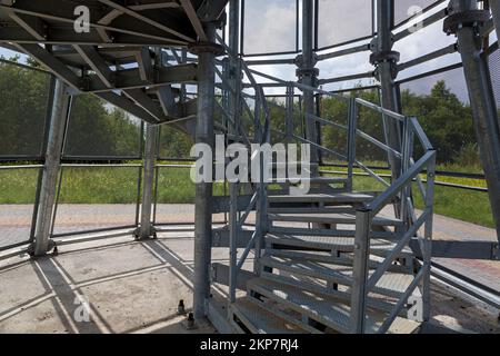 Structures métalliques d'un escalier en spirale sur la terrasse d'observation, clôturées avec une grille métallique. Banque D'Images