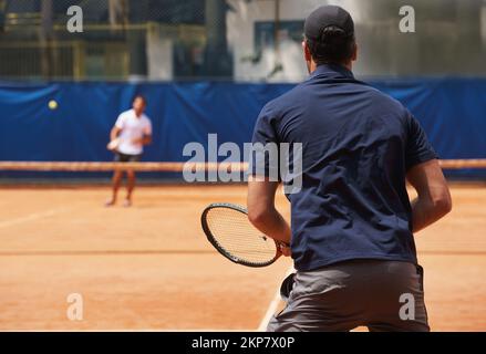 Leurs amis et leurs grands rivaux sur le terrain. Deux joueurs de tennis masculins sur le court. Banque D'Images