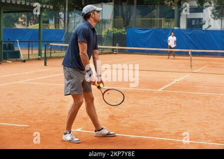Leurs amis et leurs grands rivaux sur le terrain. Deux joueurs de tennis masculins sur le court. Banque D'Images