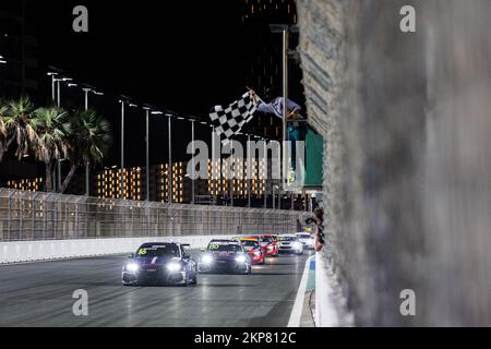16 MAGNUS Gilles (bel), Comtoyou Team Audi Sport, Audi RS 3 LMS, 110 DAVIDSKI Viktor OVSKI (MKD), course COMTOYOU, Audi RS3 LMS TCR, action drapeau à damier, drapeau à damier arrière, course de ligne d'arrivée 2 pendant la WTCR - course d'Arabie Saoudite 2022, 9th tour de la coupe du monde de tourisme 2022 de la FIA, sur le circuit de la corniche de Djeddah de 25 novembre à 27 à Djeddah, Arabie Saoudite - photo: Cl.ment Luck/DPPI/LiveMedia Banque D'Images