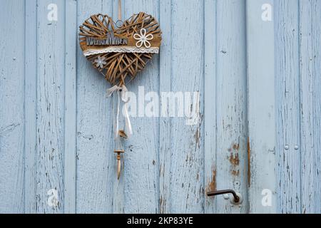 Coeur sur une vieille porte en bois comme décoration, inscription Bienvenue, Allemagne, Europe Banque D'Images