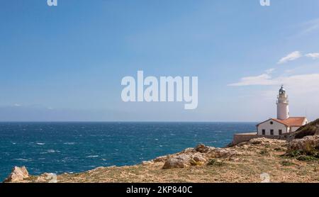 Phare Far de Capdepera, falaises, Cala Rajada, Majorque, Iles Baléares, Espagne, Europe Banque D'Images