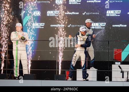 MAGNUS Gilles (bel), Comtoyou Team Audi Sport, Audi RS 3 LMS, DAVIDOVSKI Viktor (MKD), COMTOYOU RACING, Audi RS3 LMS TCR, HUFF Robert (GBR), Zengo Motorsport, CUPRA Leon Competicion, podium de course 2 pendant la WTCR - course d'Arabie Saoudite 2022, 9th tour de la coupe du monde de tourisme 2022 de la FIA, sur le circuit de la corniche de Djeddah de 25 novembre à 27 à Djeddah, Arabie Saoudite - photo: Cl.ment Luck/DPPI/LiveMedia Banque D'Images