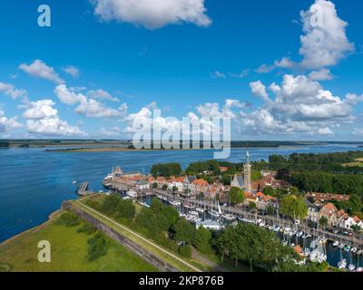 Vue aérienne, vue sur la ville avec l'hôtel de ville historique et la fortification de la ville historique Campveerse Toren. En arrière-plan le Veerse Meer, Veere, Zee Banque D'Images