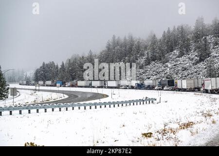 Convoi de gros engins de manutention semi-remorques avec semi-remorques transportant des marchandises commerciales sur une route glissante pendant un hiver sno Banque D'Images