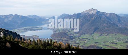 Atmosphère d'automne, lac Wolfgang et Schafberg, lac Fuschl en arrière-plan, vue du mont Hainzen, près de Bad Ischl, Salzkammergut, haute-Autriche, Banque D'Images