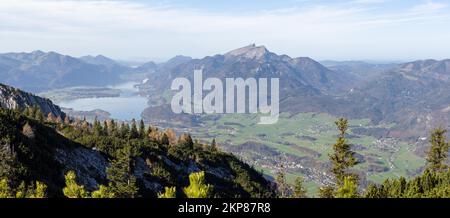 Atmosphère d'automne, lac Wolfgang et Schafberg, lac Fuschl en arrière-plan, vue du mont Hainzen, près de Bad Ischl, Salzkammergut, haute-Autriche, Banque D'Images