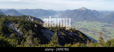 Atmosphère d'automne, lac Wolfgang et Schafberg, lac Fuschl en arrière-plan, vue du mont Hainzen, près de Bad Ischl, Salzkammergut, haute-Autriche, Banque D'Images