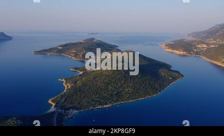 Montagnes vertes et mer bleue. Vue panoramique aérienne depuis un drone. Paysage de la nature. Banque D'Images