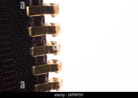 Gros plan ou macro d'une fermeture éclair marron sur fond blanc Banque D'Images