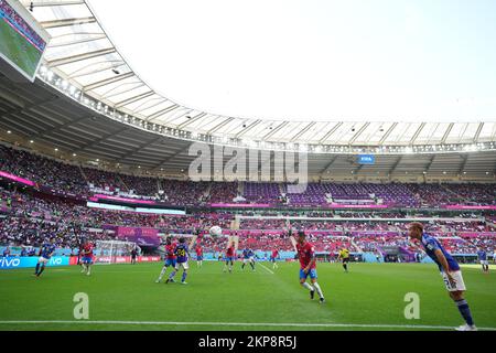 Un point de vue général du Japon et du Costa Rica en action pendant la coupe du monde de la FIFA Qatar 2022 Groupe E match entre le Japon 0-1 Costa Rica au stade Ahmad Bin Ali à Al Rayyan, Qatar, on 27 novembre 2022. (Photo par LA PRESSE EXTRÊME-ORIENT/AFLO) Banque D'Images