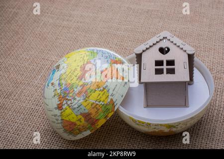 Maison modèle et un globe sur une toile de lin Banque D'Images