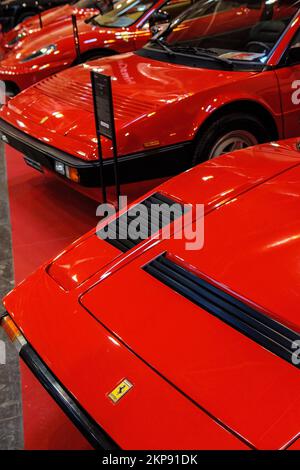 Capot avant de la Ferrari 308 rouge voiture classique derrière Ferrari mondial, salon Techno Classica, Essen, Rhénanie-du-Nord-Westphalie, Allemagne, Europe Banque D'Images