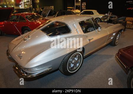 Voiture de sport historique voiture classique Chevrolet Corvette C2 Stingray avec fenêtre divisée lunette arrière à partir de l'année 1962 1963, salon Techno Classica, Essen, N Banque D'Images