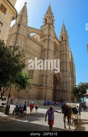 Portail Portail principal avec des tours de la cathédrale Saint Mary en style gothique architecture gothique, en premier plan chariot tiré par des chevaux pour Banque D'Images