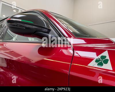 Détail du rétroviseur avec carénage optique en carbone et rayures de couleur nationale italienne drapeau tricolore historique moderne logo mar Banque D'Images