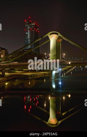 Le pont de raftsman et la BCE de la Banque centrale européenne, illuminés la nuit, se reflètent dans le main, Mainufer Weseler Werft, Francfort-sur-le-main, Hess Banque D'Images