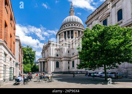 Café de la rue en face de St. Paul's Cathedral, Londres, City of London, Angleterre, Royaume-Uni, Grande-Bretagne, Europe Banque D'Images