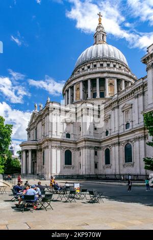 Café de la rue en face de St. Paul's Cathedral, Londres, City of London, Angleterre, Royaume-Uni, Grande-Bretagne, Europe Banque D'Images