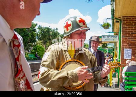 Un banjo jouant de la Medic de l'Armée pendant la guerre sur la ligne, à la ligne de vapeur historique de Watrecress, Alresford, Hampshire, Royaume-Uni Banque D'Images