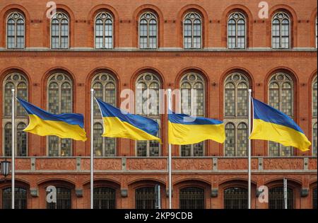 Drapeaux ukrainiens, Rotes Rathaus, Berlin, Allemagne, Europe Banque D'Images