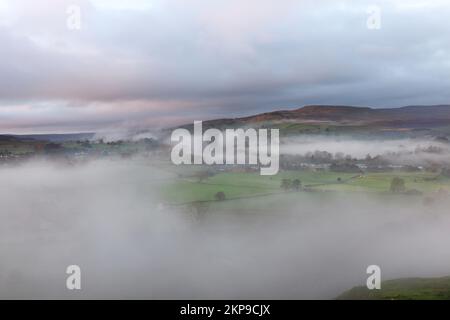 Teesdale, comté de Durham, Royaume-Uni. 28th novembre 2022. Météo Royaume-Uni. Ce matin, d'épaisses zones de brouillard et de brouillard affectent des parties du comté de Durham et du nord-est de l'Angleterre. Crédit : David Forster/Alamy Live News Banque D'Images