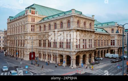 Vienne, Autriche - 27 août 2022 : vue sur la façade latérale et arrière du Staatsoper Wiener, bâtiment de l'Opéra national de Vienne, à Vienne, Autriche Banque D'Images