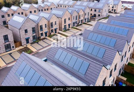 Vue aérienne des rangées de maisons en terrasse modulaires à faible consommation d'énergie au Royaume-Uni avec une conception sans caractère pour les acheteurs de première fois Banque D'Images