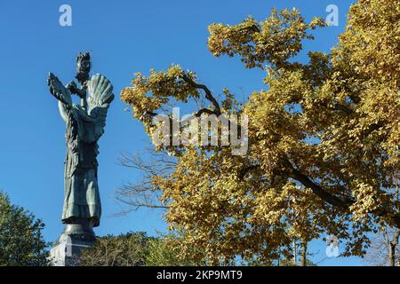 Turin, Italie - 24 novembre 2022 : feuillage d'automne dans le parc Maddalena. En arrière-plan, la statue-phare de la victoire ailée, célébrant le Banque D'Images