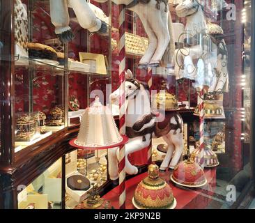 Milan, Italie - 26 novembre 2022: Vitrine d'un magasin de pâtisserie historique dans le centre de Milan. Banque D'Images