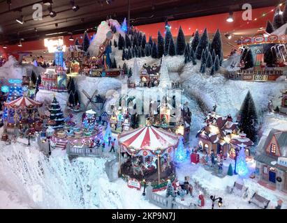 Milan, Italie - 26 novembre 2022: Jouets, maisons modèles et décorations de Noël exposés dans un centre commercial. Banque D'Images