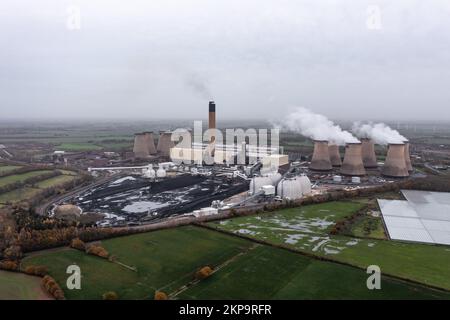 CENTRALE ÉLECTRIQUE DRAX, ROYAUME-UNI - 20 JUIN 2022. Une vue aérienne de la pile de charbon appauvri de la centrale électrique Drax près de Selby dans le North Yorkshire, générant non-renouvellement Banque D'Images