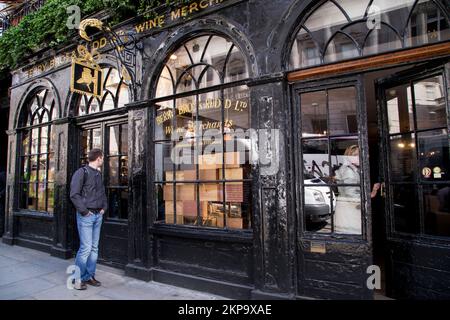 LONDRES, GRANDE-BRETAGNE - 12 MAI 2014 : il s'agit d'un magasin d'alcool d'époque, qui est situé à cet endroit depuis le 17th siècle. Banque D'Images