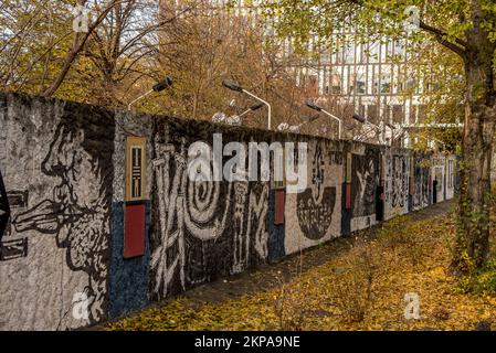 Berlin, Allemagne. Novembre 2022. Pièces du mur comme un mémorial au Rideau de fer à Berlin. Photo de haute qualité Banque D'Images