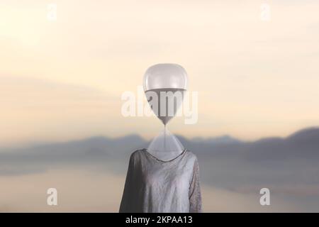 femme surréaliste avec un sablier au lieu de la tête, concept de temps et de mémoire Banque D'Images