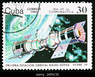 MOSCOU, RUSSIE - 29 OCTOBRE 2022 : timbre-poste imprimé à Cuba montre la première station orbitale 'Soyuz-4, 5' (URSS), 1969, jour de la série Cosmonautique, cir Banque D'Images