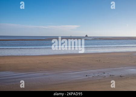 Plage de Cleethorpes avec vieux bois groynes défense de mer Banque D'Images