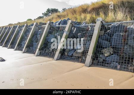 Plage de Cleethorpes avec vieux bois groynes défense de mer Banque D'Images