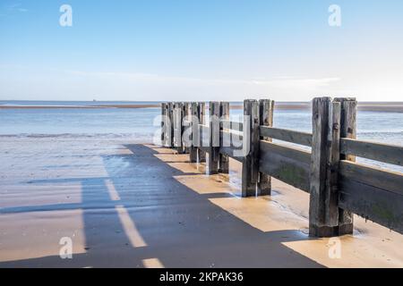 Plage de Cleethorpes avec vieux bois groynes défense de mer Banque D'Images