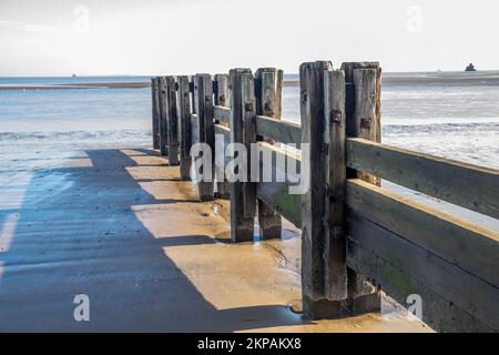 Plage de Cleethorpes avec vieux bois groynes défense de mer Banque D'Images