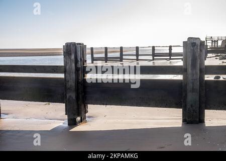 Plage de Cleethorpes avec vieux bois groynes défense de mer Banque D'Images